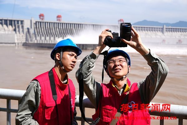 迎峰度夏，跨江铁塔的守护者