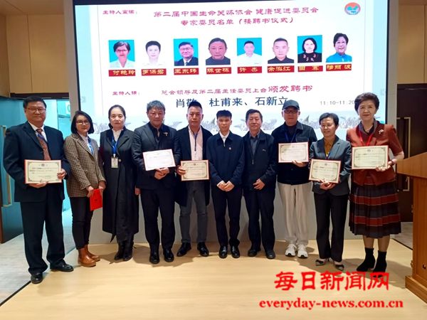 全体签约.jpg 全体签约.jpg