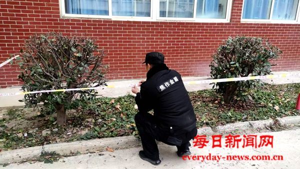 巡逻队员认真负责 校方领导提出表扬