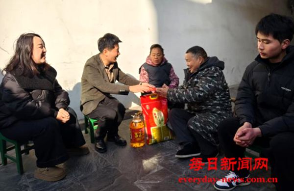 寒冬送暖，情满考棚：林命强父子的爱心之旅