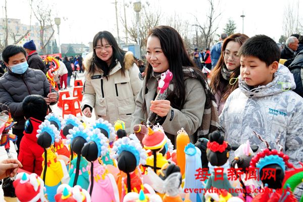 万荣县开展乙巳蛇年文明集市春节专场活动