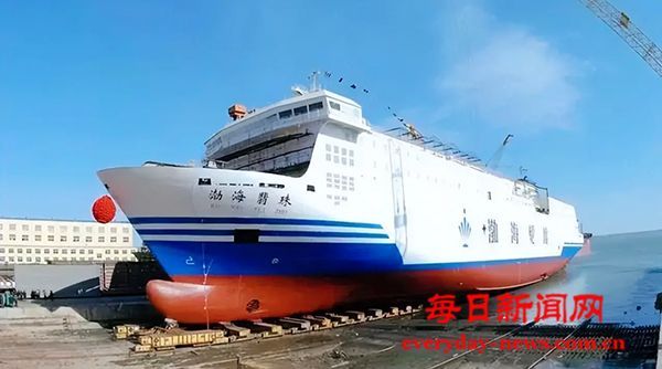 厦门对台直航新一代客滚船交付