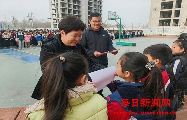 河南省商丘市前进小学首届“校长杯”跳绳比