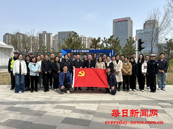警企携手共学交规 筑牢交通安全防线