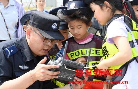 萌娃进警营•童心连警心