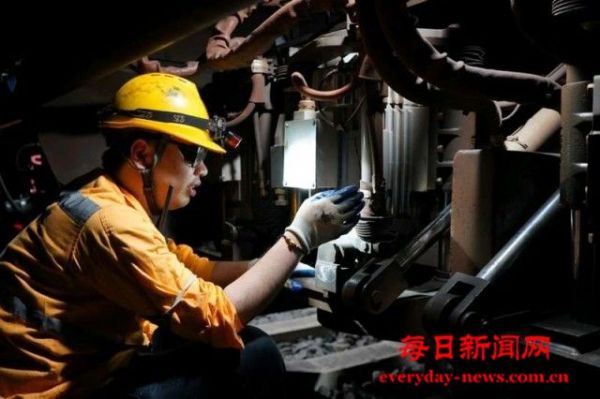 钢轨“打磨师”高温下为列车动脉做“微创手