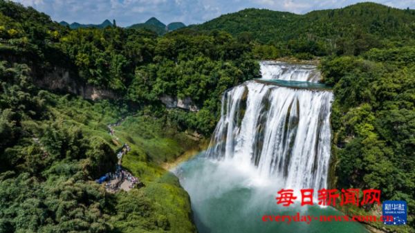 美“爆”了！黄果树瀑布前架起“彩虹桥”