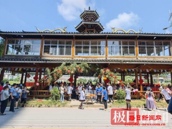 “村超”以侗族最高礼仪“拦门酒长桌宴”迎