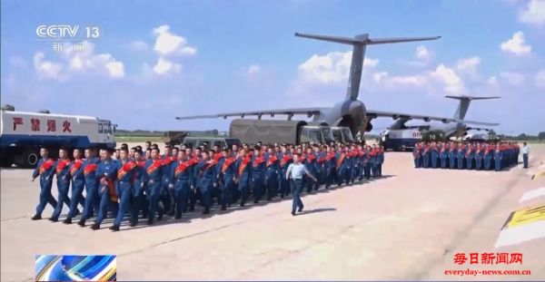 超有排面！空军用多架运-20飞机送新飞行