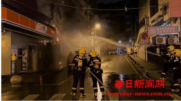 深夜他狂按喇叭“吵”醒居民 却获全楼点赞