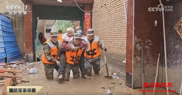 驻军部队官兵和民兵闻令而动 紧急奔赴受灾