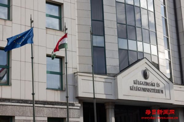 匈牙利总理欧尔班：不在谈判桌上，就会在菜