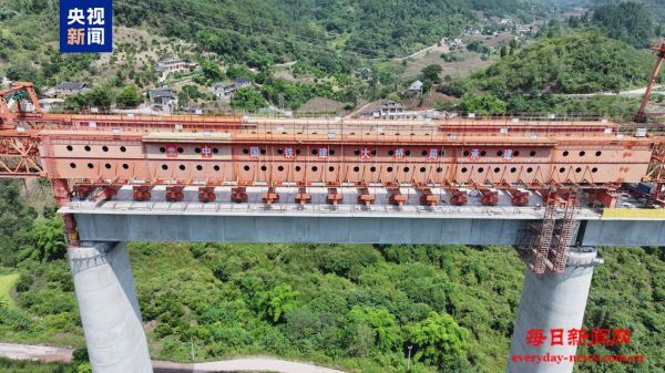 现场“拼积木” 新渝万高铁新桥双线特大桥
