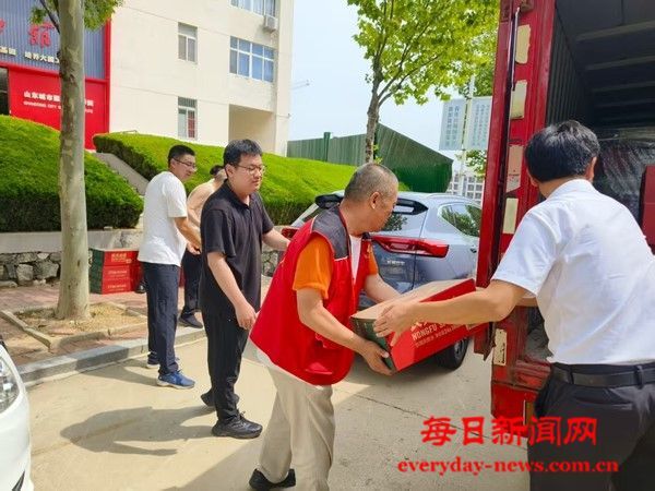 烟台高新区开展“清凉军训·爱心送水”公益