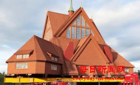 瑞典百年大教堂上演“搬家记” 通过滑轮装