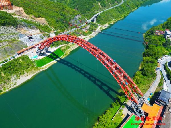 西渝高铁康渝段控制性工程安康汉江大桥拱肋