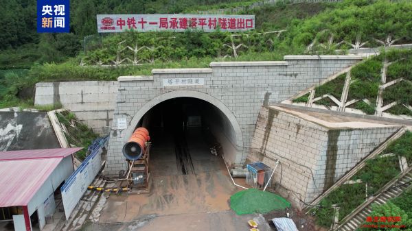 渝万高铁两条隧道同日贯通