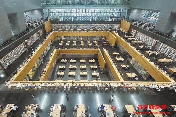 图书馆里品书香 假期阅读氛围浓