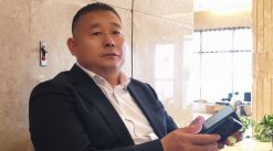 他不是站在风口的人，他本身就是那座山 —