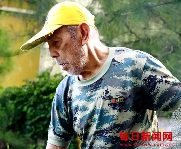 91岁的爷爷坚守在自己的岗位上