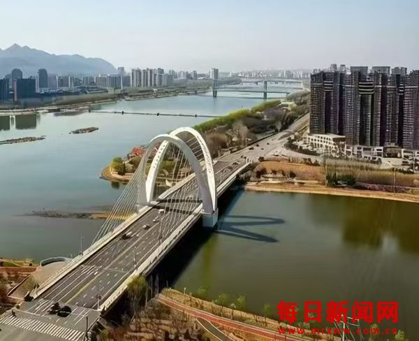 十八块玄武岩碑林的千年诗魂